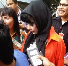 Malinda Dee Dibawa ke Kejari, Baju Tahanan Tak Dikancing