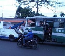 Serempet Motor, Kopaja Dirusak Massa di Jl Sudirman