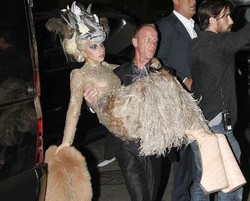 Lady Gaga Terpaksa Digendong Gara-gara Sepatu