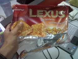 Nama Lexus Jadi Merek Biskuit di Malaysia