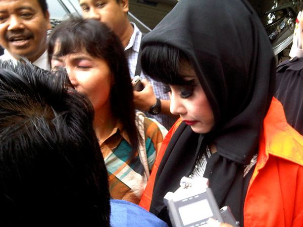 Malinda Dee Diserahkan ke Kejari Jaksel 