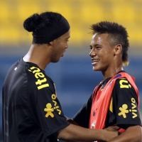 Dinho Sarankan Neymar ke Barca