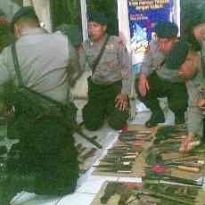 Polri Sita Ratusan Senjata Tajam Calon Penumpang ke Ambon
