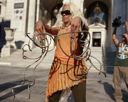 Wanita Ini Punya Kuku Terpanjang di Dunia, 6 Meter