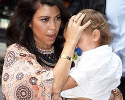 Kourtney Kardashian Bawa Putranya Operasi Plastik