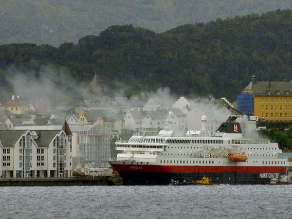 Kapal Pesiar Terbakar