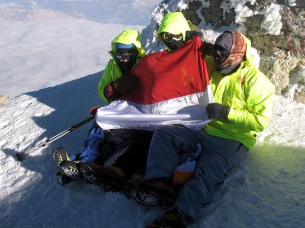 Perempuan Petualang Daki Gunung 5 Benua