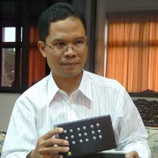 Mashoedah dan Alat Bantu Belajar Huruf Braille