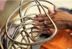 Punya Kuku Terpanjang di Dunia Karena 18 Tahun Tak Potong Kuku