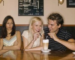 5 Kemesraan Pasangan yang Menyebalkan di FB & Twitter