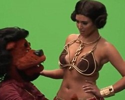 Jadi Bintang Tamu, Kim Kardashian Pakai Bra Kawat