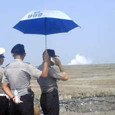 Longsornya Gunungan Lumpur Lapindo Bahayakan Rel dan Jalan Raya