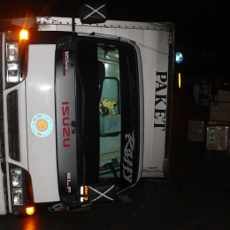 Hindari Biker Nyelonong, Truk Ekspedisi Terguling