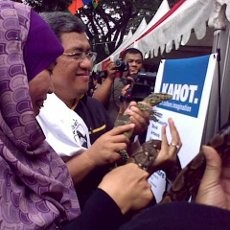 Keliling Gedung Sate, Heryawan bersama Istri Main Iguana dan Ular