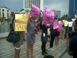 Tak Ingin Disalahkan, Pemakai Rok Mini Demo di Bundaran HI