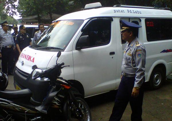 Angkot Berkaca Gelap Dirazia