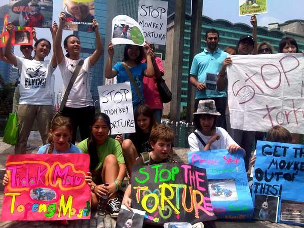 Demo Tolak Topeng Monyet