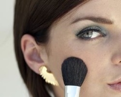 Cara Aman untuk Mencoba Make-up Tester