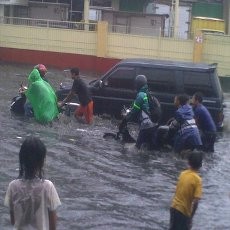 Hindari Jalan Kopo, Banjir Cileuncang Menghadang