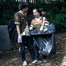 Sambut Hutan Kota Dunia, Ratusan Anak Muda Bebersih Baksil