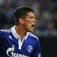 Huntelaar Siap Hentikan Laju Apik Neuer