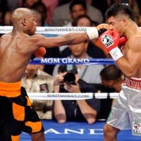 Dicemooh Penonton, Mayweather Jr. Tetap Tak Terkalahkan