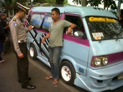  80 Angkot Di Kampung Rambutan Kena Razia Kaca Film