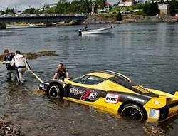 Ferrari Berharga Belasan Miliar Nyemplung ke Danau