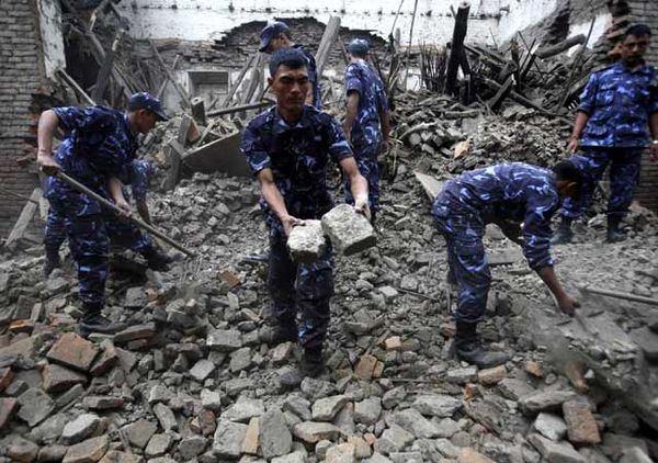 Mencari Korban Gempa India
