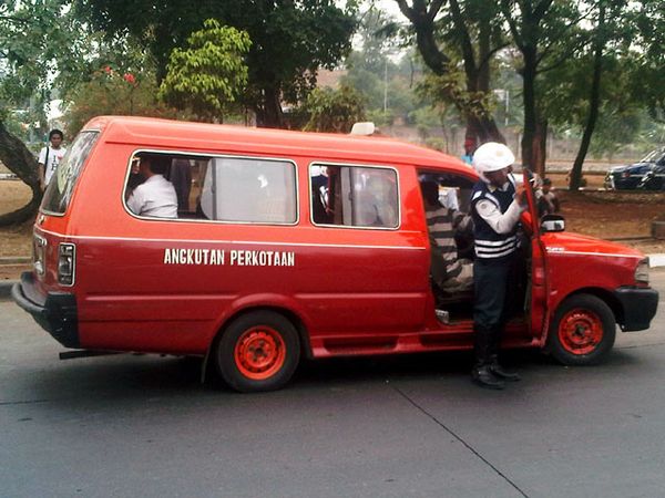 Razia Angkot di Kampung Rambutan
