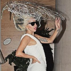 Lady Gaga Pakai Sarang Burung di Kepala