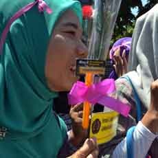 Mahasiswi UM Bagikan Bunga dan Alat Cukur ke Sopir Angkot