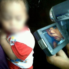 Bayi Pemakan Kertas, Kalender dan Foto Ludes Dilahap
