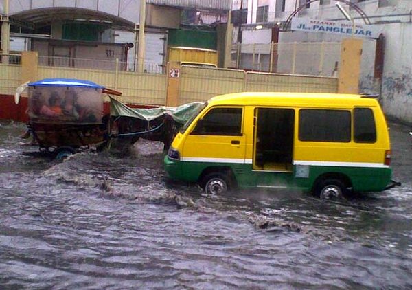 Banjir Rendam Jalan Kopo