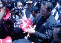 Tuntut Bubarkan Banggar, Mahasiswa Berikan Tikus ke DPRD Jateng