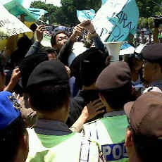 Demo Mahasiswa Tuntut Pembubaran Banggar Diwarnai Saling Dorong