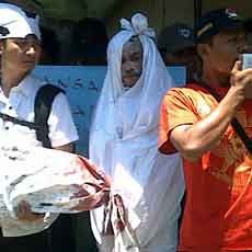 Pocong Ikut Demo Proyek Saluran Air Tambak Asri