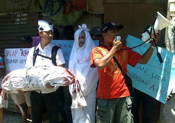 Warga Tambak Asri Demo Proyek Drainase