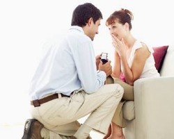 4 Cara Pria Melamar yang Buat Wanita Kecewa