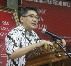 Andreas Harsono dan Tirana Masih Ditahan Imigrasi Tanjung Perak