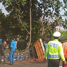  Truk Terguling di KM 7, Tol Jagorawi Arah Jakarta Macet 