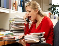 5 Trik Menghadapi Bos Drama Queen di Kantor