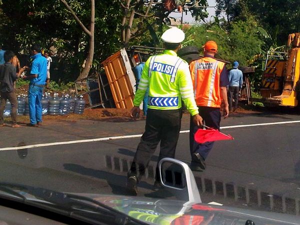 Truk Terguling di Tol Jagorawi