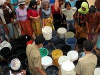 Warga Lombok Antre Air Bersih