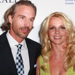 Britney Spears & Pacar Kompak Jadi Perampok