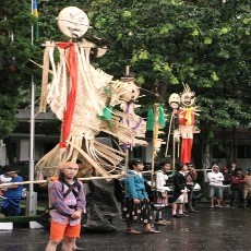 Puluhan Bebegig Sawah Huhujanan Keliling Bandung