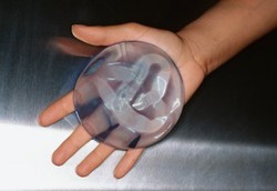 Bisakah Ibu Menyusui dengan Payudara Implan?