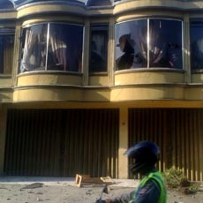 Rumah Tingkat di Garut Tiba-tiba Dirusak Massa