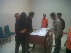 Sang Istri Bercucuran Air Mata Saat Melihat Jenazah Abi