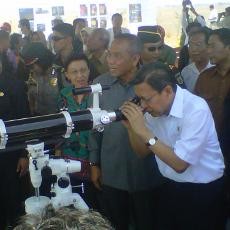 Wapres Boediono Teropong Semburan Lumpur Lapindo